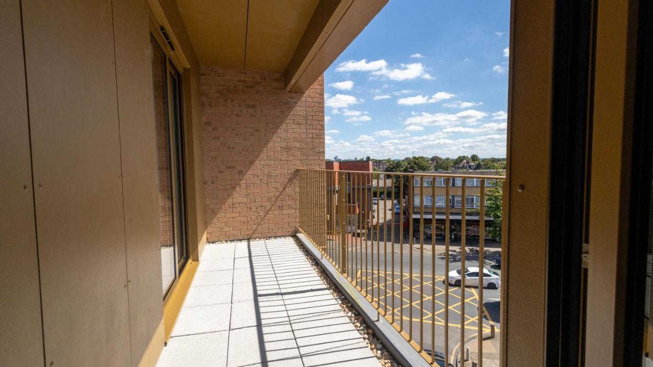 Modern Apartments With Balcony In Merton Near Wimbledon By Sojo Stay Mitcham Ngoại thất bức ảnh