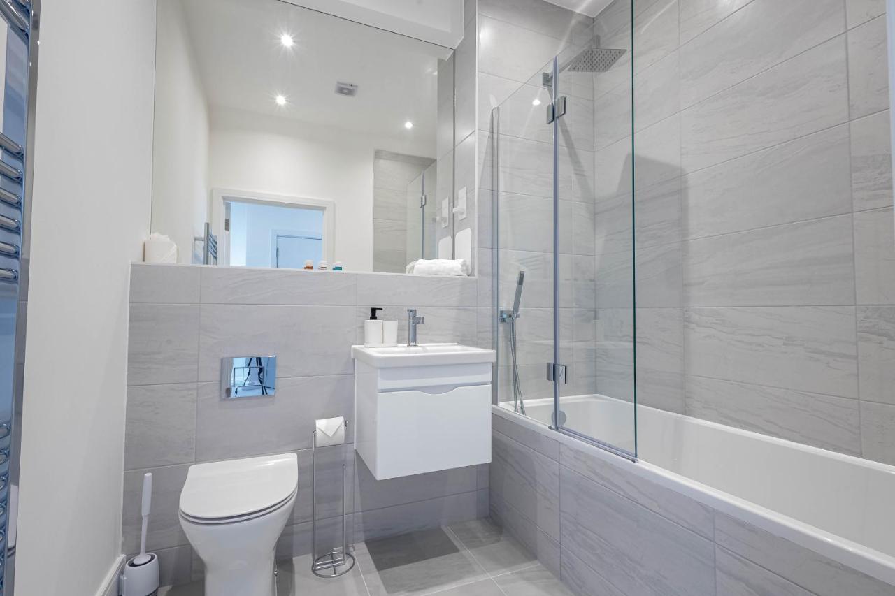Modern Apartments With Balcony In Merton Near Wimbledon By Sojo Stay Mitcham Ngoại thất bức ảnh