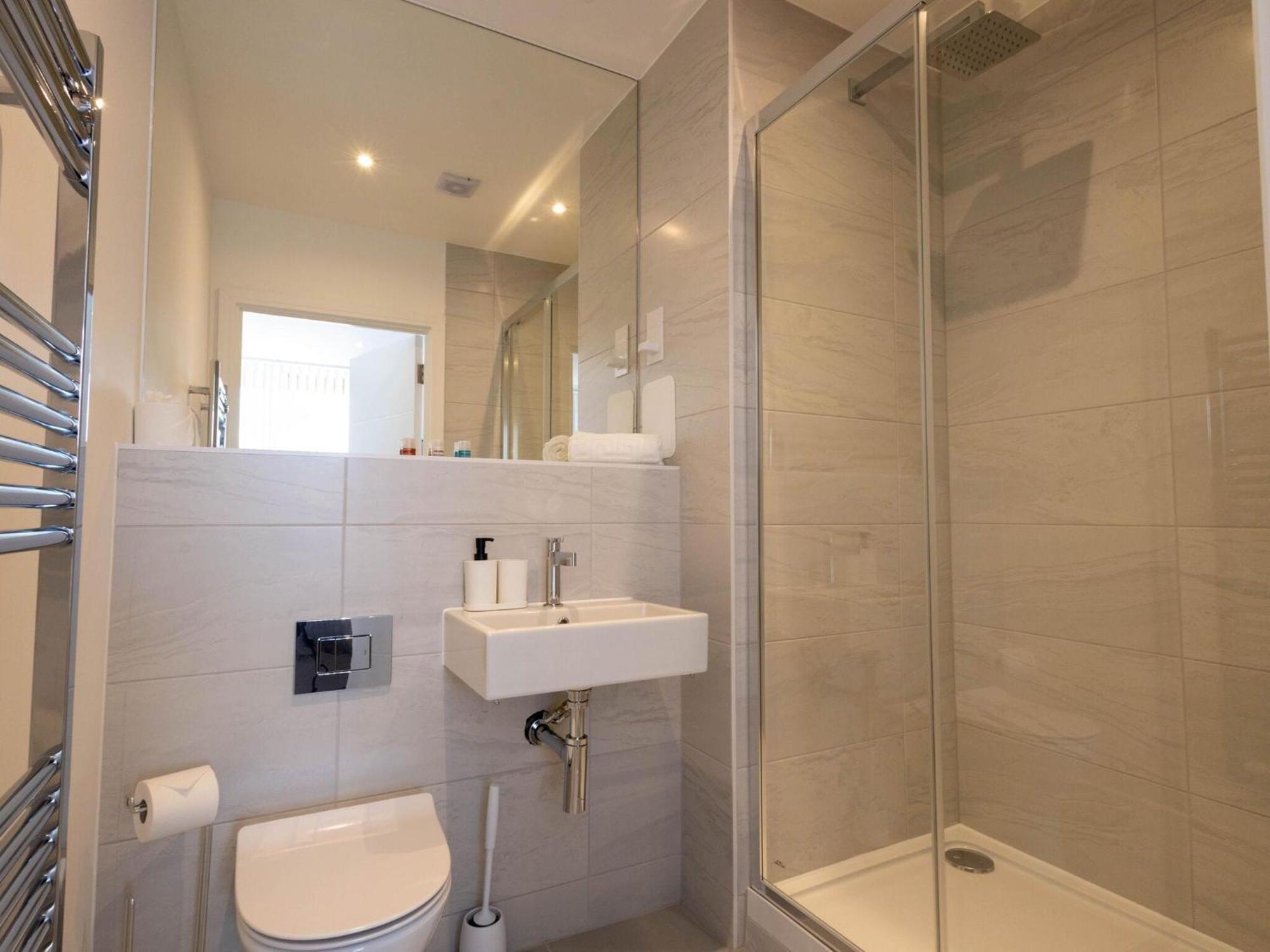 Modern Apartments With Balcony In Merton Near Wimbledon By Sojo Stay Mitcham Ngoại thất bức ảnh
