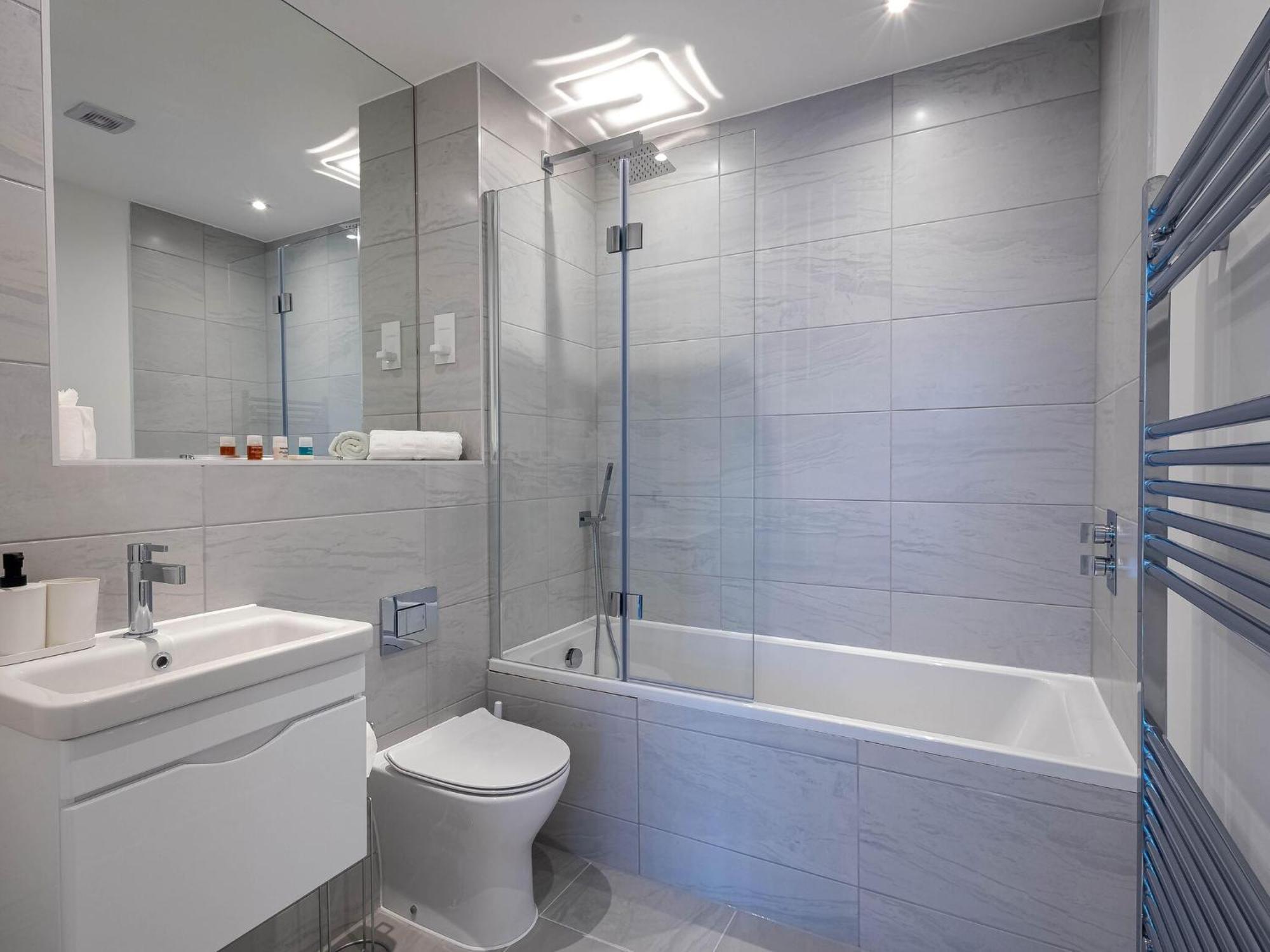 Modern Apartments With Balcony In Merton Near Wimbledon By Sojo Stay Mitcham Ngoại thất bức ảnh